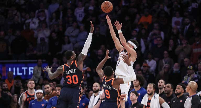 Momento en el que Devin Booker se levanta ante Barrett y Randle para anotar la canasta ganadora en el Madison.