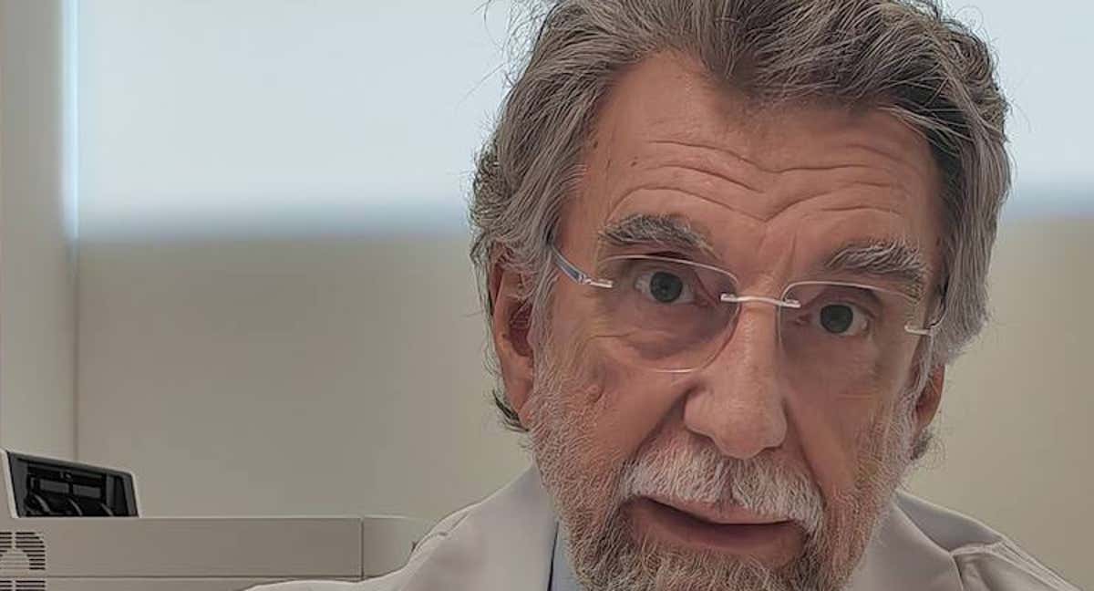 El doctor Antonio Escribano, en un momento de la entrevista./Relevo