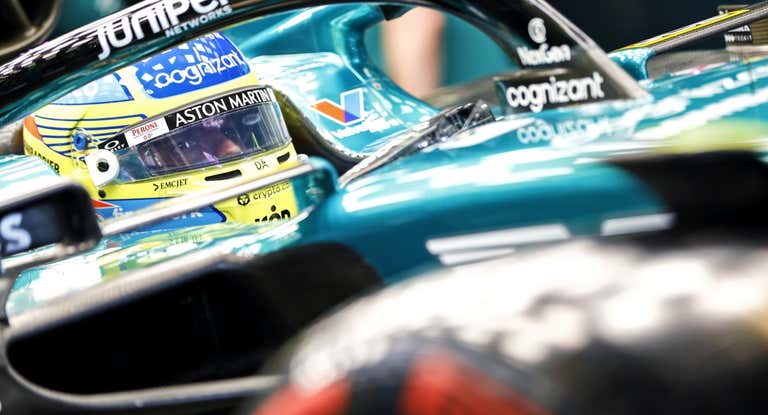 Fernando Alonso mira detrás de la visera durante el GP de Abu Dhabi 2023 de F1.