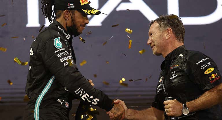 Lewis Hamilton y Christian Horner se saludan en el podio del polémico GP de Abu Dhabi 2021.