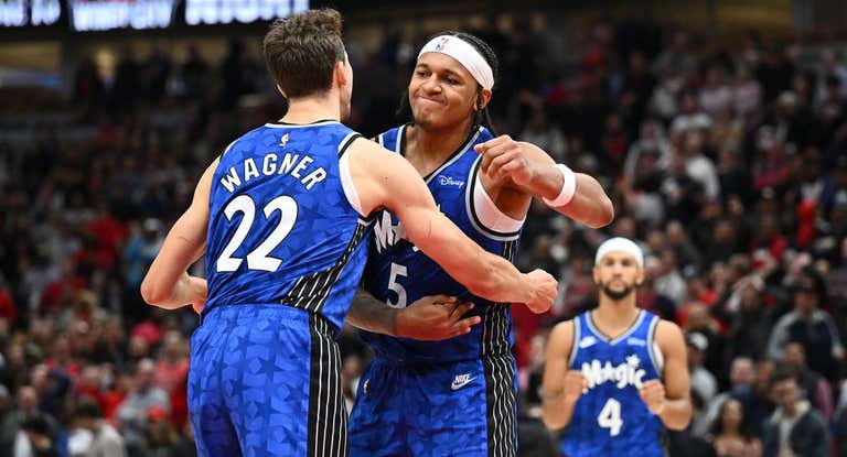 Paolo Banchero y Franz Wagner celebran una acción de Orlando Magic.