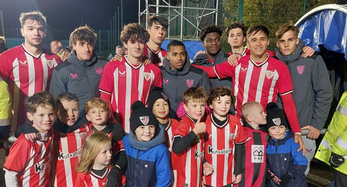 Los pequeños del Stocky junto a varios canteranos rojiblancos./Athletic Club