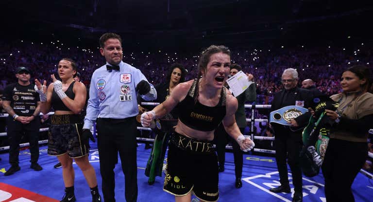 Katie Taylor celebra su victoria sobre Chantelle Cameron.