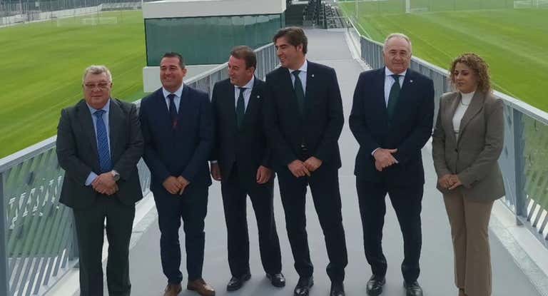 Pablo Lozano y Francisco Rodríguez, posan junto al presidente del Betis.