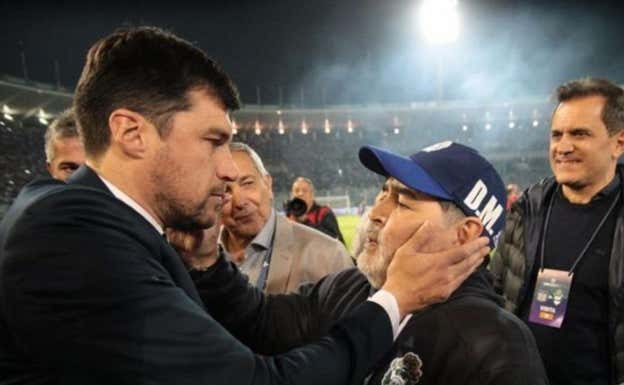 Medina saluda a Maradona en un partido contra Gimnasia (LP).