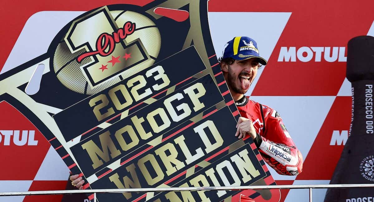 Bagnaia celebra su título en el podio del Circuito Ricardo Tormo.