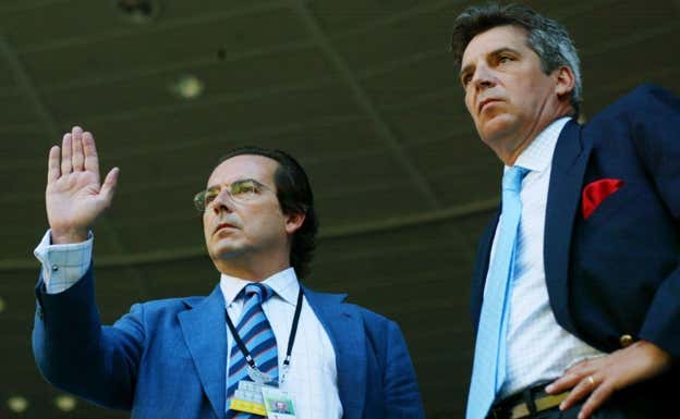 El secretario de Estado para el Deporte, Gómez-Angulo, y el embajador de España, Barañano, en la Davis de 2003. REUTERS/Will Burgess