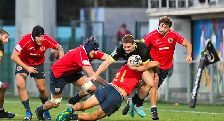 Jugadores Iberians y XV del León en disputa ante Black Lion.