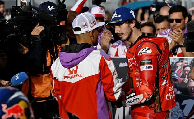 Jorge Martín y Pecco Bagnaia, en Valencia.  EFE