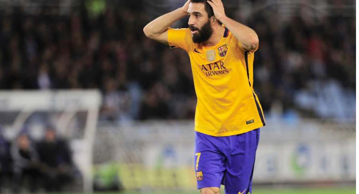 Arda Turan, hace gestos durante el partido de fútbol de la liga española Real Sociedad vs FC Barcelona en 2016. /AFP