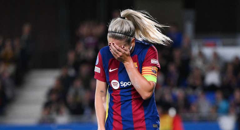 Alexia Putellas se queja de un golpe en el ojo que sufrió en el gol que le marcó al Benfica.
