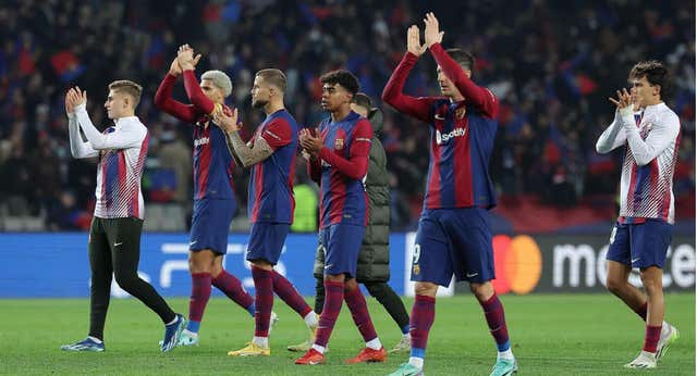 El Barça regatea el «fiasco» y se acerca al fútbol que quiere Xavi