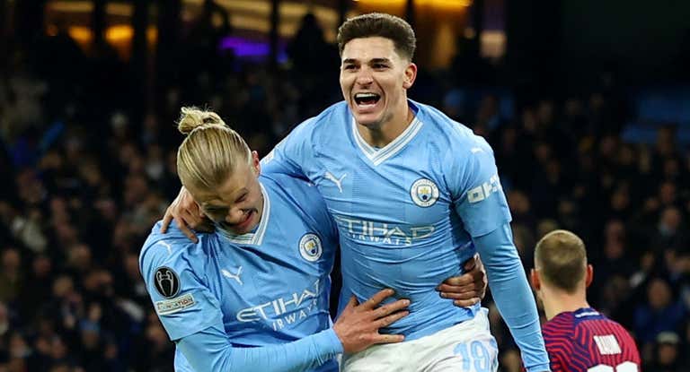 Haaland y Álvarez festejan el gol del argentino.