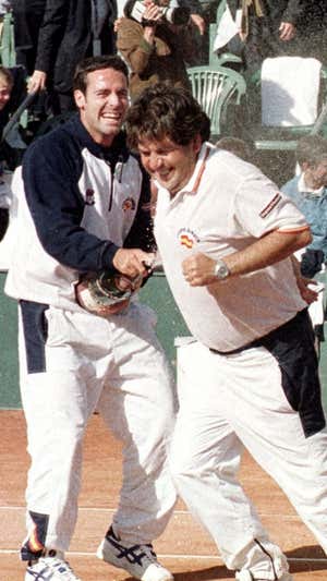 Corretja celebra junto a Duarte en una eliminatoria de la Davis 2000.  EFE/Jesús Domínguez