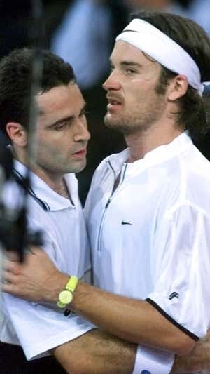 Corretja y Moyà se saludan en la red tras la final.  AP Photo/Fabian Bimmer