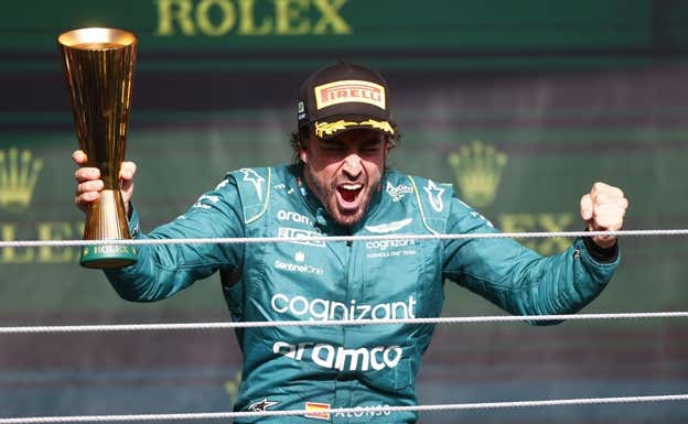 Fernando Alonso, en el podio del GP de Sao Paulo 2023 de F1.  Aston Martin