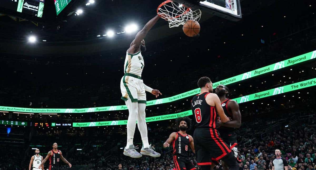 Jaylen Brown anota una canasta ante los Bulls.