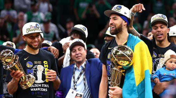 Klay Thompson con la bandera de Bahamas tras ganar el anillo en 2022./Getty Images