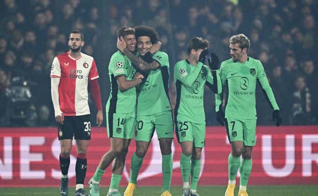 Llorente y Witsel se abrazan con el primer gol, mientras que Riquelme habla con Griezmann.  AFP