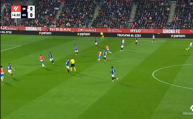 Miguel situado como un delantero fijando a De Marcos para arrastrarlo y que Sávio esté solo. Aleix le encuentra con un cambio de orientación perfecto.  WYSCOUT