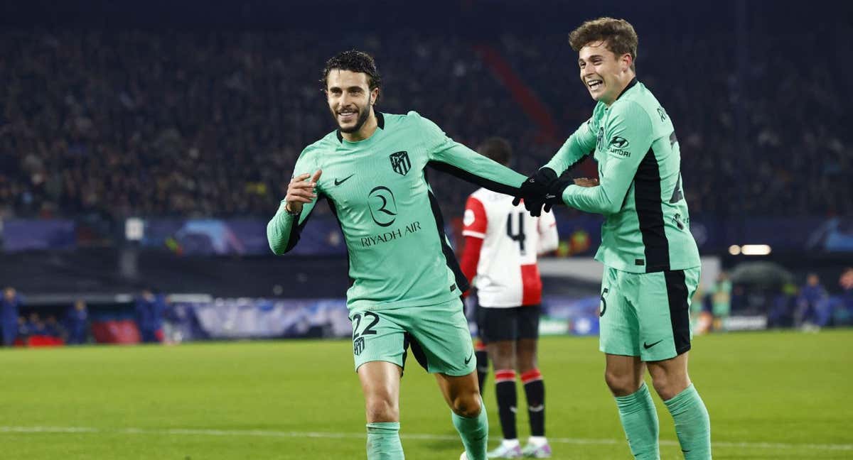 Mario Hermoso y Riquelme, los dos protagonistas del Atlético en el triunfo en De Kuip./AFP