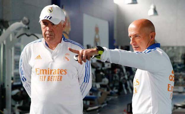 Carlo Ancelotti junto a Antonio Pintus en el gimnasio de Valdebebas.