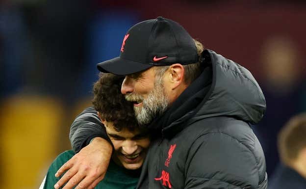 Klopp abraza a Bajcetic tras su primer gol con el Liverpool. Getty Images