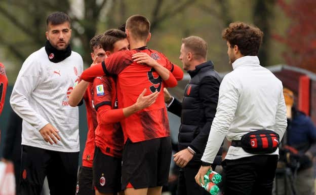 David observa mientras Abate da indicaciones y Camarda se abraza con sus compañeros.  AC MILAN