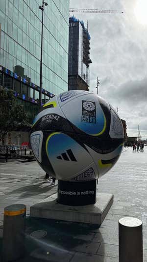 Uno de los cientos de balones gigantes que Adidas colocó en las principales sedes del pasado Mundial de Australia y Nueva Zelanda.  Relevo