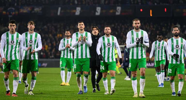 Los jugadores del Betis, tristes por la derrota, se despiden de la hinchada.