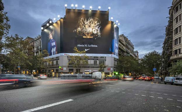 Lona publicitaria de Nike en Barcelona por el primer Balón de Oro de Alexia.  Nike