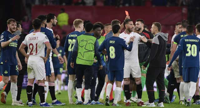 El Sevilla es un volcán: tensión en el vestuario, situación límite para Diego Alonso y una Junta ‘en guerra’