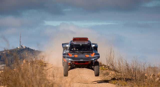Los últimos ajustes y mejoras del Audi de Carlos Sainz antes de su asalto final al Rally Dakar: «Es ahora o nunca»