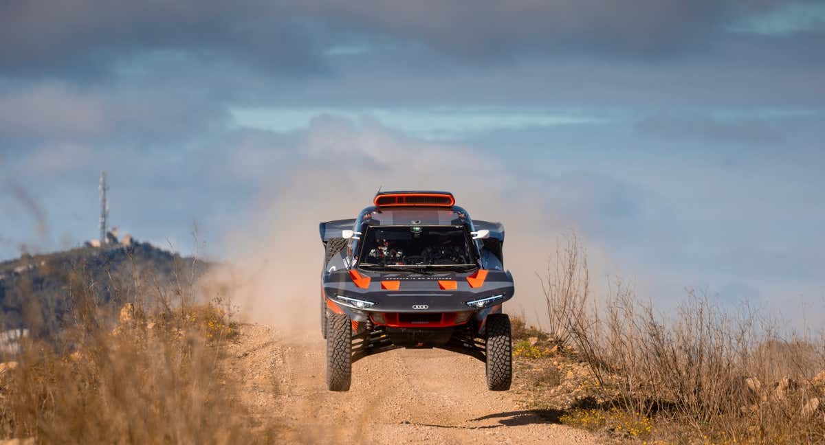 El Audi RS Q e-tron E2 salta durante el test en Francia.
