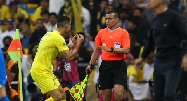 Show en Arabia: el Al-Hilal aniquila al Al-Nassr y Cristiano acusa al árbitro de estar comprado