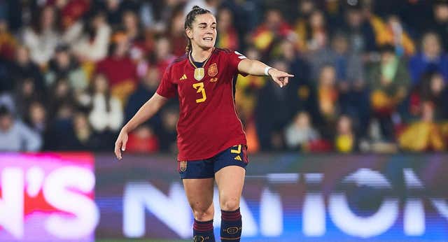 España patina en Pasarón, pero evita el accidente gracias a Suiza