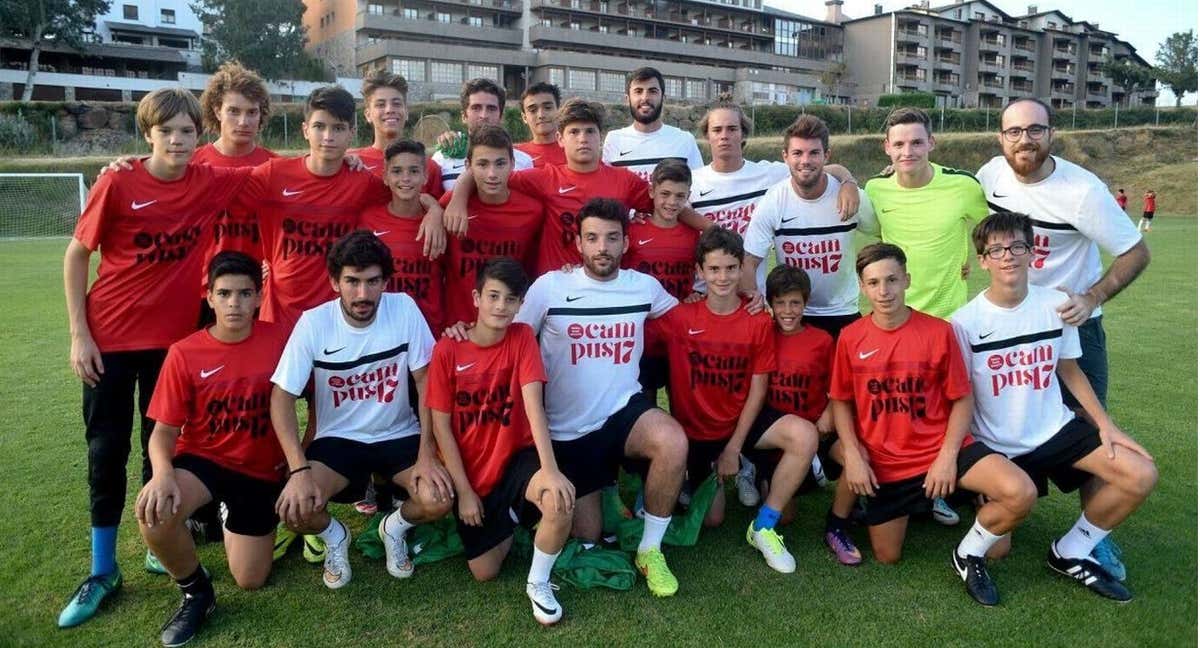 Bryan Zaragoza (agachado, segundo por la derecha), presente en la primera edición del Campus de Guardiola./IMAGEN CEDIDA