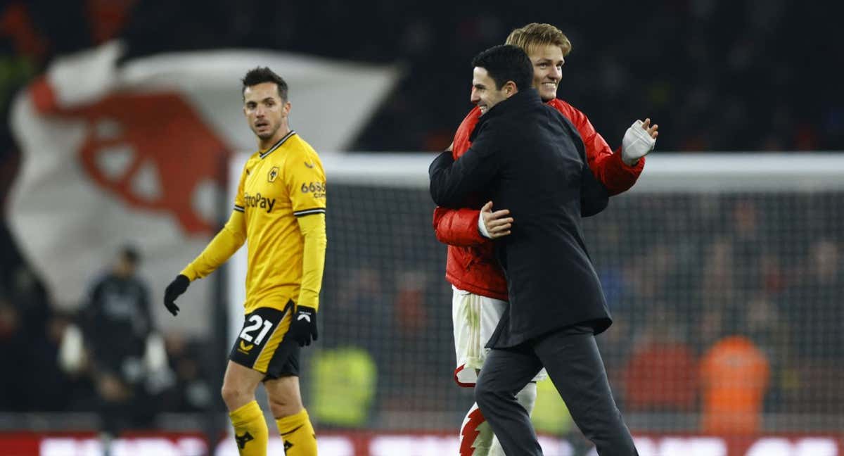 Arteta y Odegaard se saludan al terminar el partido. /REUTERS