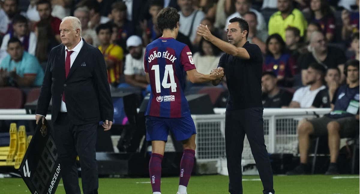 Xavi saluda a Joao Félix tras sustituirle.