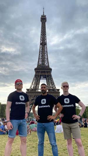 Iván Cano, Sergio G. Berbegal y Joan Sirera en París, durante el Mundial de 2023.  CLUB ATLETISMO ALICANTE