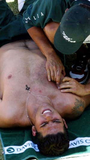 Philippoussis, mientras es atendido por el médico en la final.  AFP PHOTO/William WEST