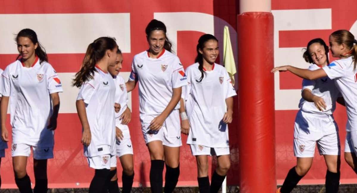 Las jugadoras del infantil del Sevilla celebrando un gol./Sevilla