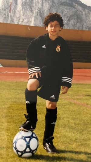 Cristian Benavente posa con la camiseta del Real Madrid cuando era pequeño. CEDIDA