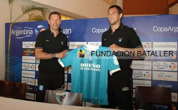 Aveldaño junto a Simeone el día de su presentación con Racing de Avellaneda.  Relevo