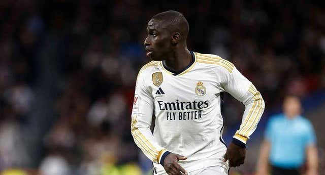 Ancelotti insiste en Mendy… pero el Real Madrid lo mantiene en el mercado