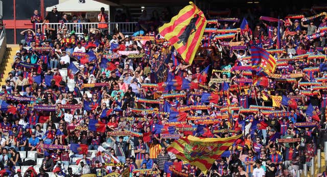 La réplica del aficionado culé: «80 euros, domingo y frío. ¿Quién va a subir a Montjuïc?»