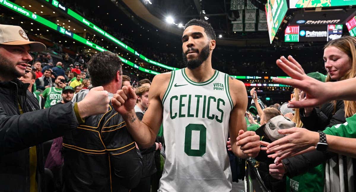 Tatum saliendo de la cancha durante un partido de la NBA./AFP