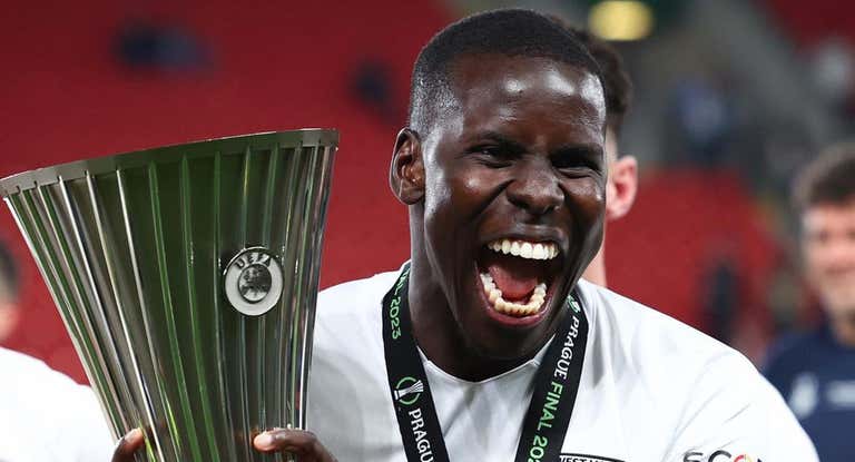 Zouma con el trofeo de la Conference League.