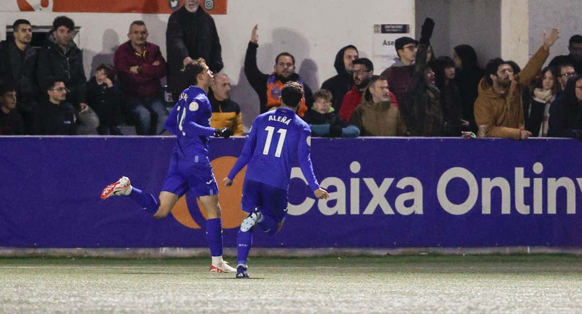 Latasa celebra uno de sus goles ante el Atzeneta./EFE/ Manuel Bruque