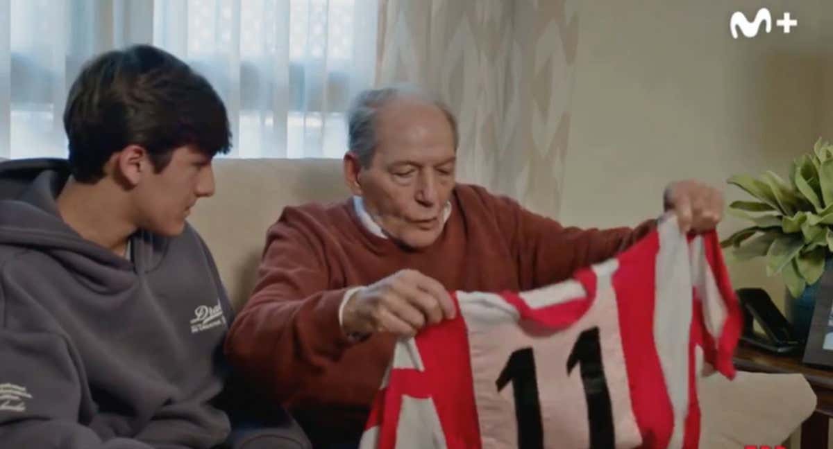 Enrique Collar sujeta la camiseta del Atleti en un fragmento del reportaje de El Día Después./Movistar+ / @ElDiaDespues